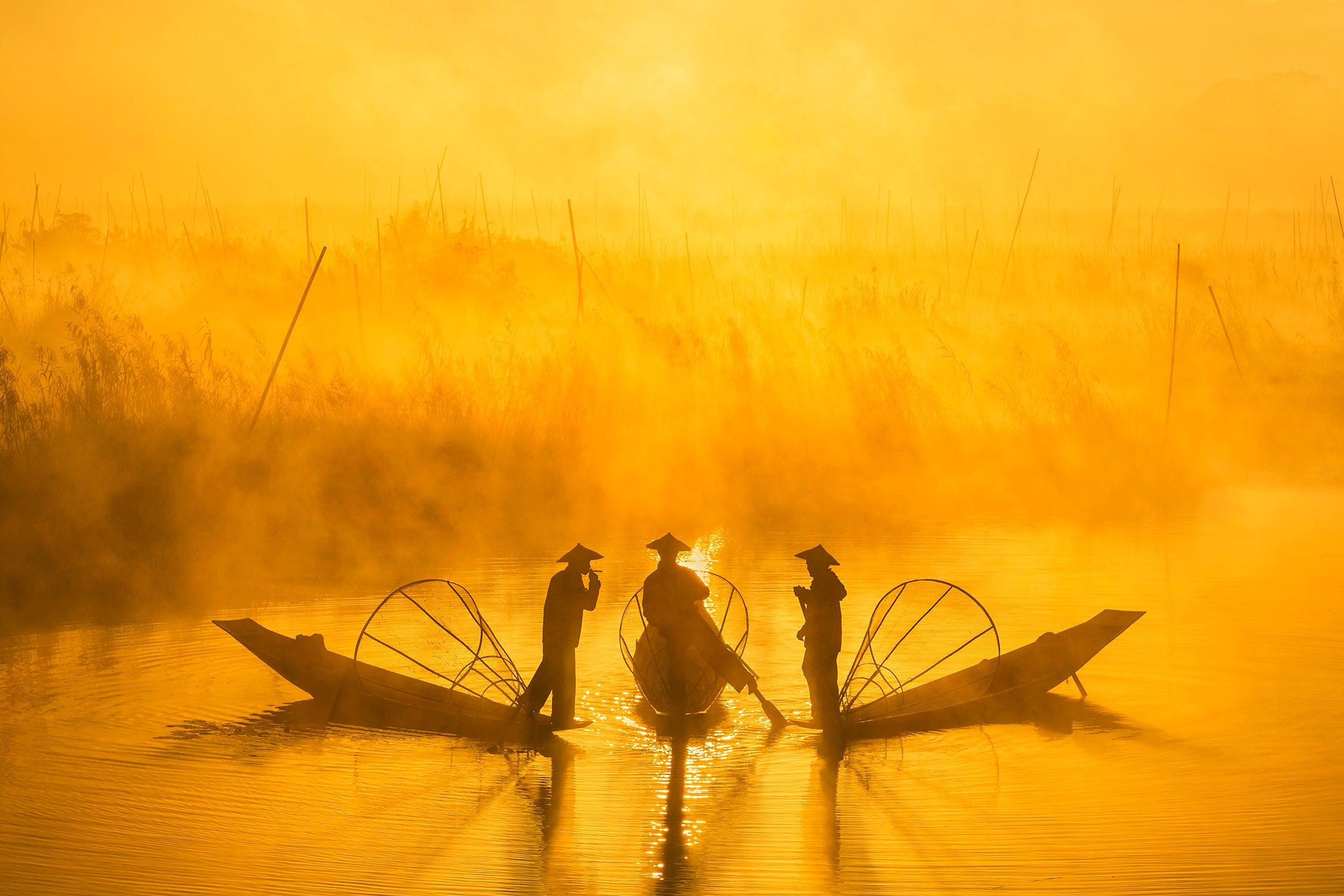 Lever de soleil doré sur le lac Inle