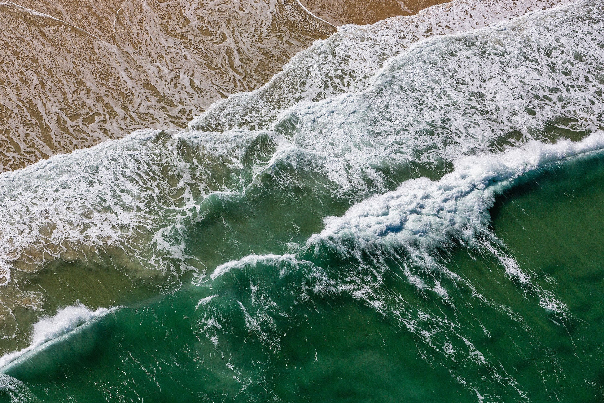 Surfer haut parmi les vagues II