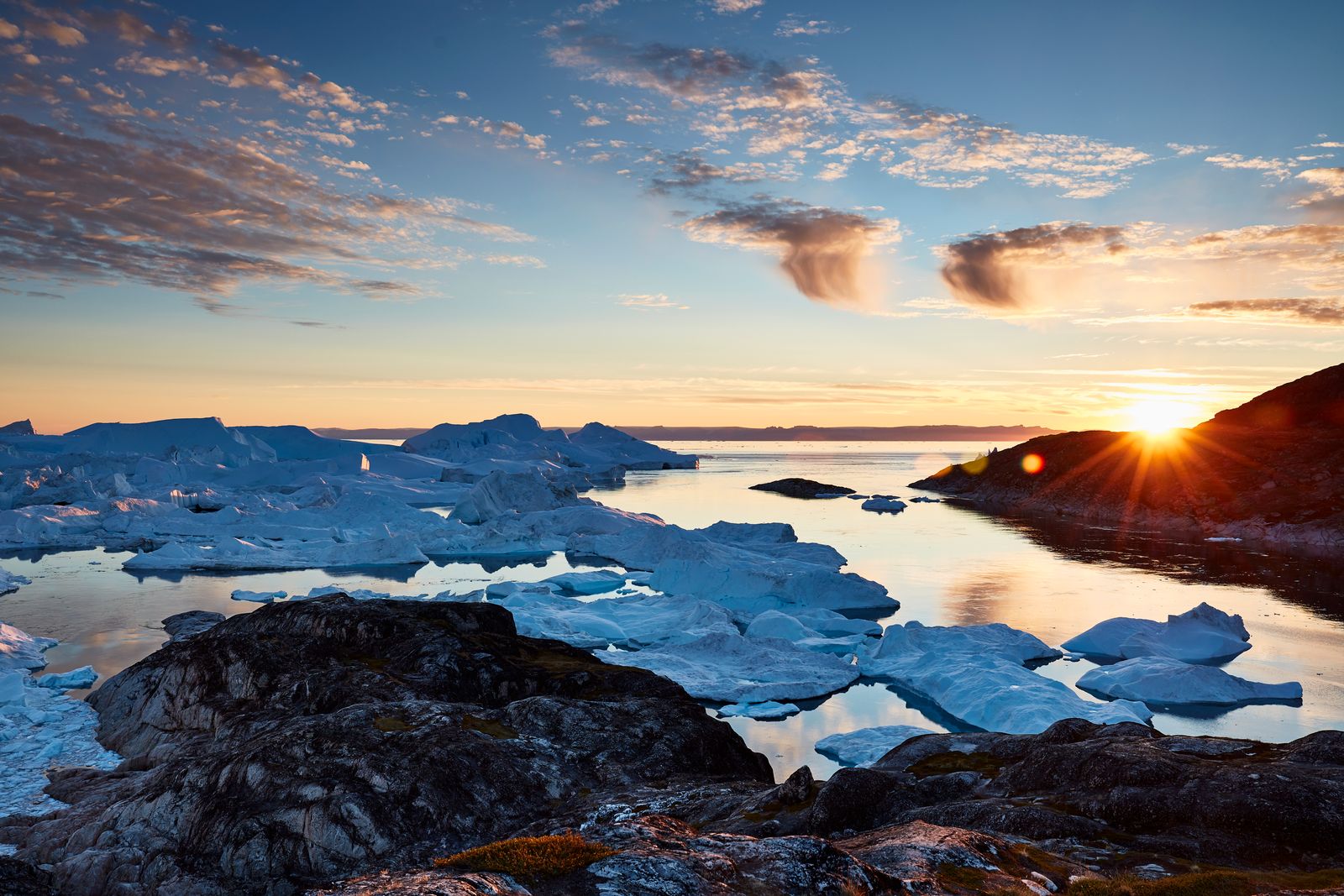 Soleil de minuit dans le fjord glacé 